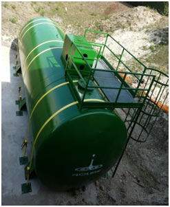 Citerne hors sol avec échelle à crinoline, plate forme et boitier de filtration