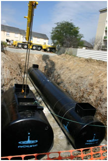 Ensemble permettant la filtration et l'utilisation d'eaux pluviales de toiture et la retention temporaire des eaux de ruissellement